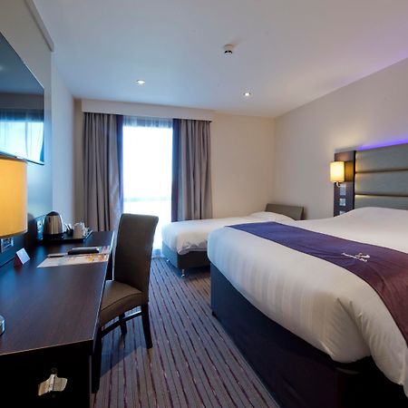 Premier Inn London Tolworth Kingston upon Thames  Exteriör bild