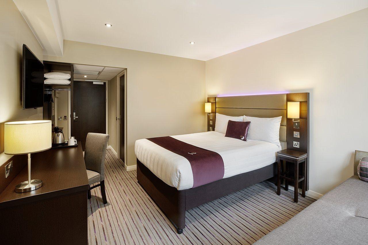 Premier Inn London Tolworth Kingston upon Thames  Exteriör bild