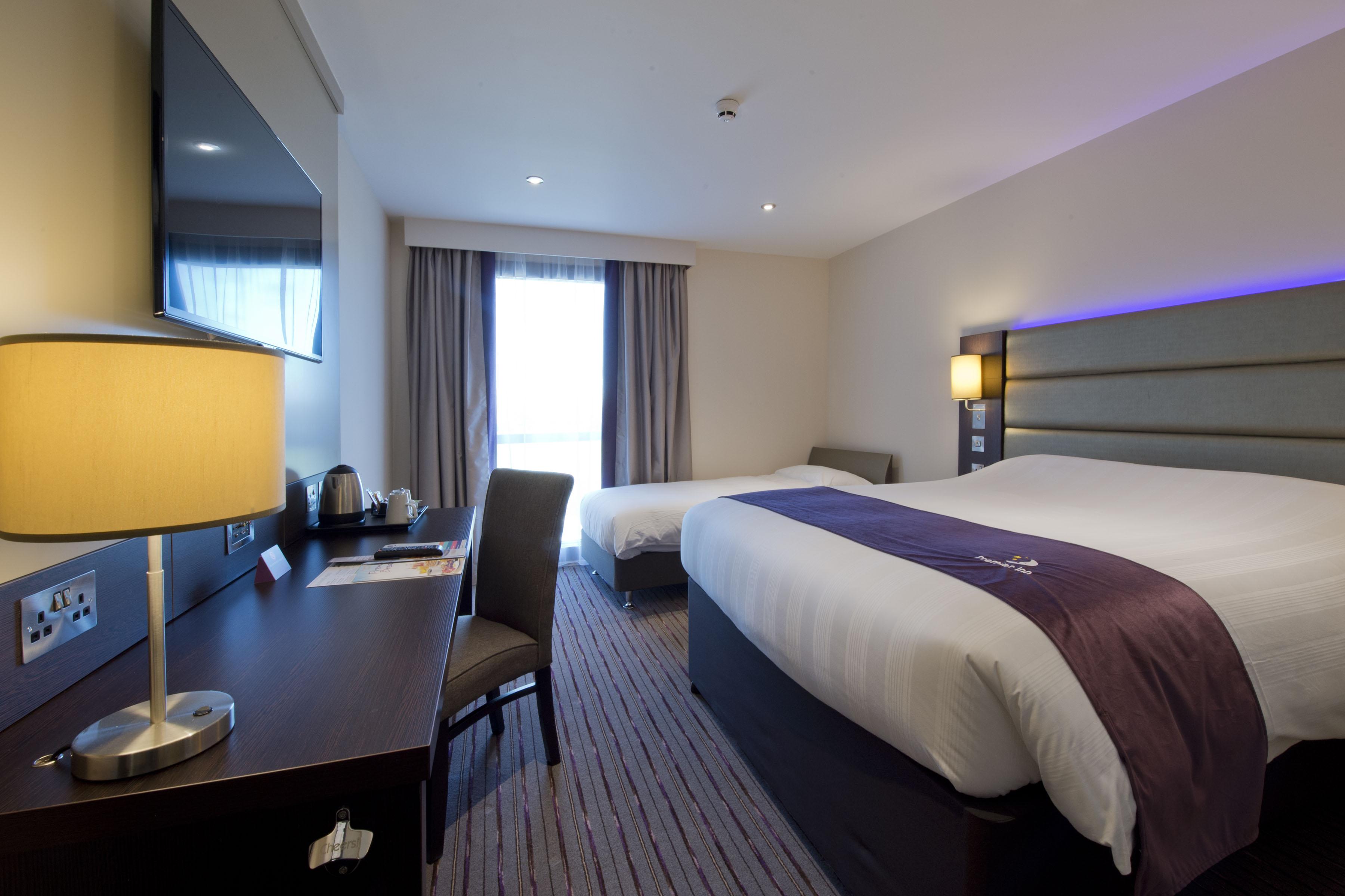 Premier Inn London Tolworth Kingston upon Thames  Exteriör bild